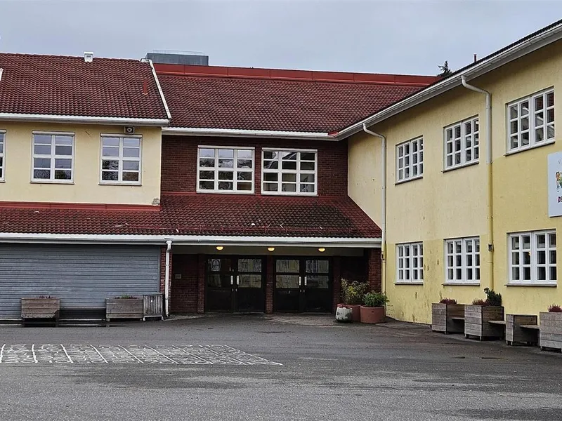 Gulmalt skole og skolegård med opptegnet paradis - Klikk for stort bilde
