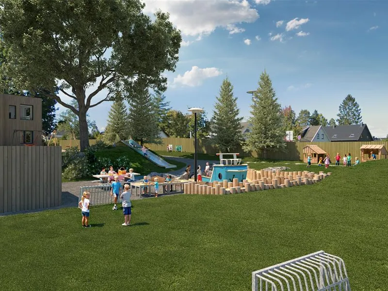 Stor lekeplass med gressplen, fotballmål, lekebåt og sklie. Barn og voksne leker og prater i solfylt uteområde. - Klikk for stort bilde