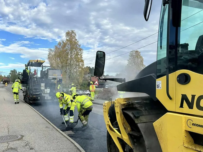 Totalt skal det asfalteres 15 km 4-firefelts motorvei med bærelag, bindlag og slitelag på Nye Veier-prosjekte i Sør-trøndelag. Foto: NCC.
