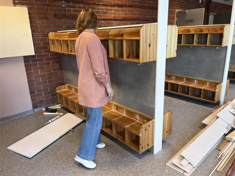 Ryggen til Maria Odberg som ser på den gamle garderoben som snart skal bli ny - Klikk for stort bilde