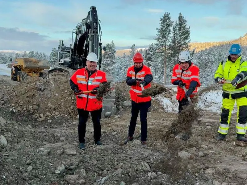 Bildet viser fire personer som kaster grus fremover med hver sin spade. Bildeteksten sier: Ivrig firkløver i synkronisert spadedans: Fra venstre; Ordfører i Alta kommune, Jan Martin Rishaug (Sp), samferdselsminister Jon-Ivar Nygård (Ap), assisterende vegdirektør, Ove Myrvåg og prosjektleder for Anlegg Nord AS, Ståle Kjellmann.