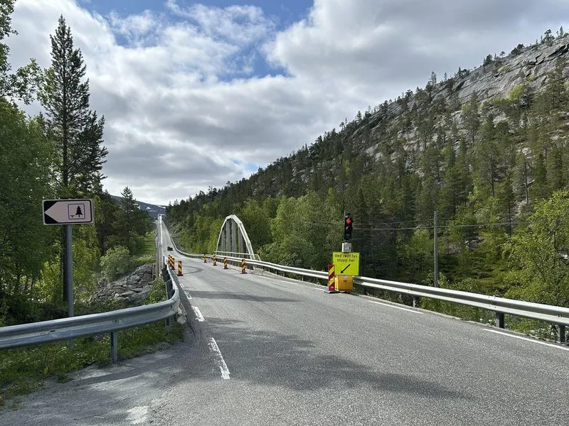 Bilde av Viskisbrua på E6 på Saltfjellet med lysregulering.