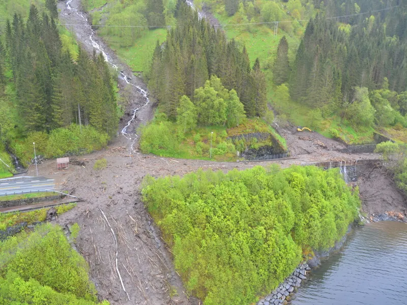 Dette bildet er Bog ved Vaksdal da et skred som stengte veien i 2015. Foto: Statens vegvesen.