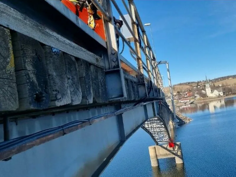 Fra midtspennet på brua, sett mot nord fra sørøst. Foto: fra tilstandsrapporten utarbeidet av Cowi. 