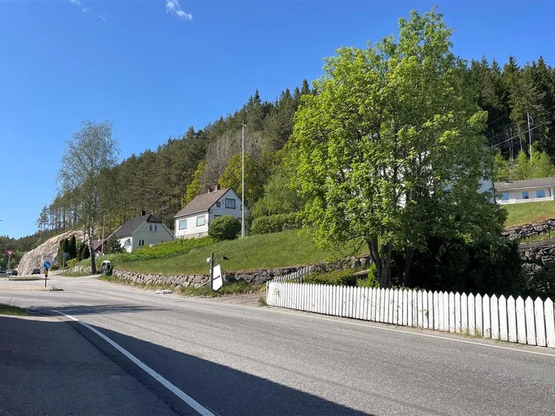 Foto av parti av fv. 454 på Skarpengland uten fortau - Klikk for stort bilde
