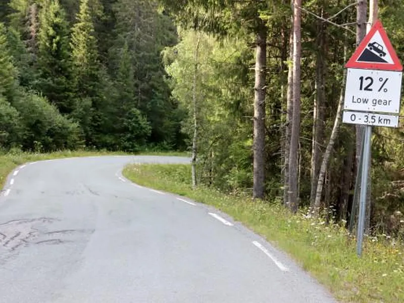 Vegen i seg selv er svært bratt med 12 %stigning. Sideterrenget er stupbratt flere steder
