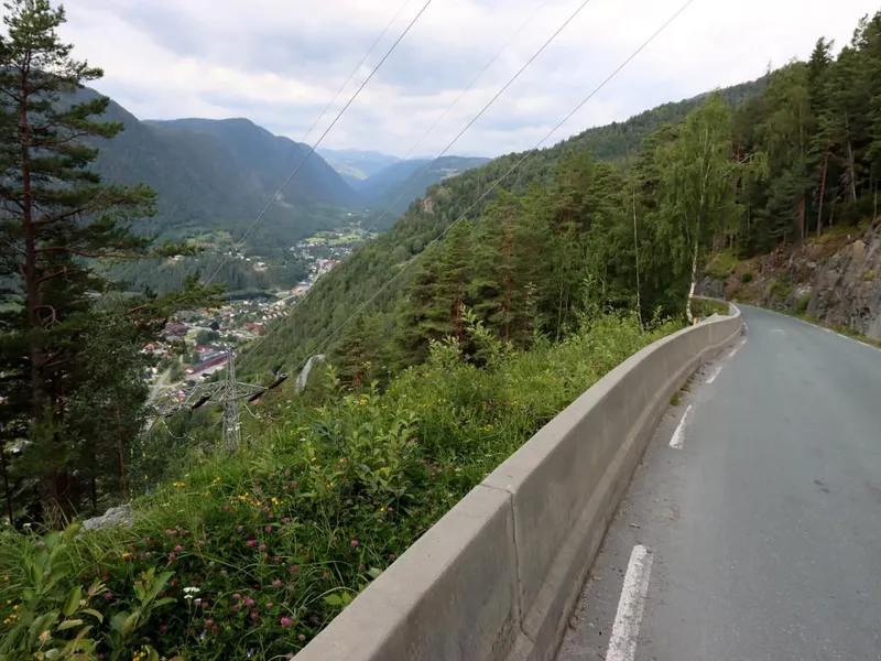 Kleivene ned Eidsborgberget er bratte, smale og svingete. Og som her viser bildet at det er svært stor høydeforskjell fra vegen og ned til Dalen.