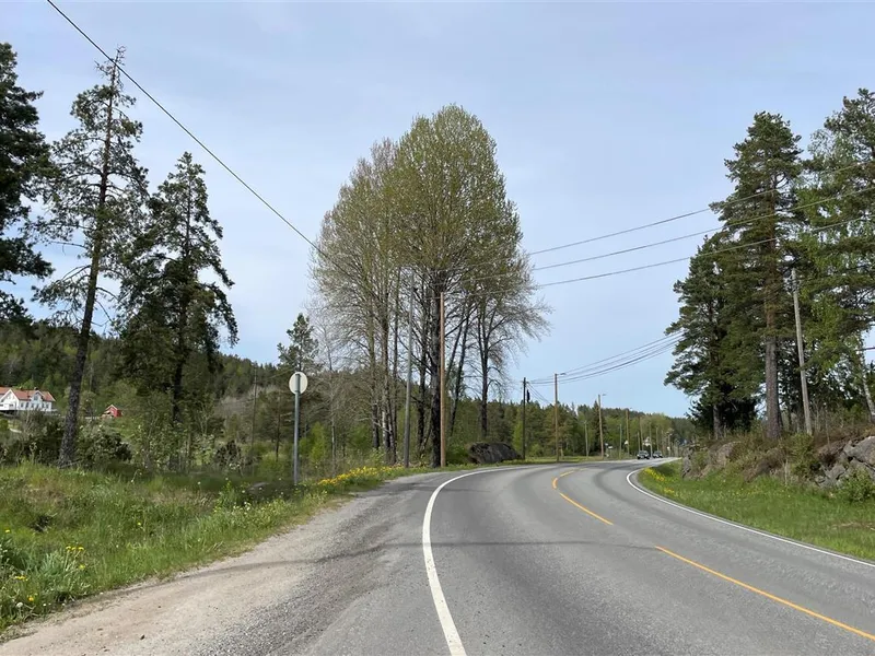 Foto av parti av fylkesveg 414 mellom Gamle Heiveien og Myra, som mangler gang- og sykkelveg - Klikk for stort bilde