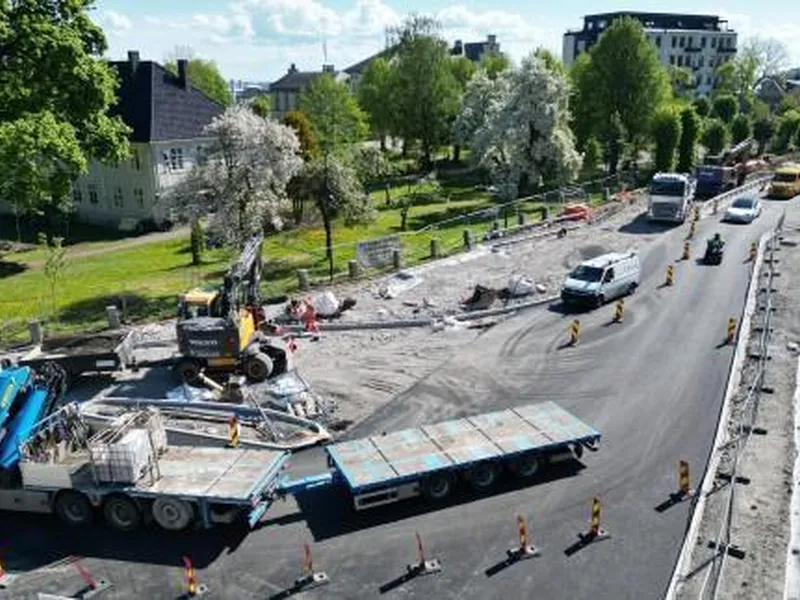 Vei med veiarbeid, maskiner. En grøbb park i bakgrunnen - Klikk for stort bilde