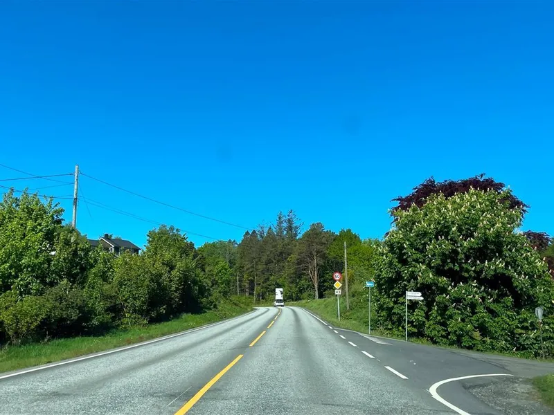 Foto av parti av fylkesveg 43 mellom Farsund og Vanse, hvor det ikke er veglys - Klikk for stort bilde