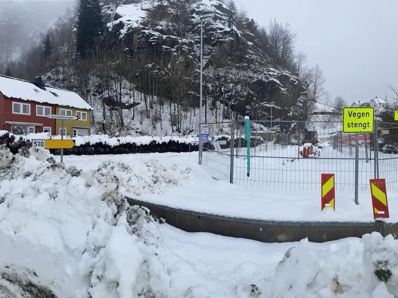 Bildet viser stengt vei og skilt som varsler. Det er i tillegg mye snø i anleggsområdet. - Klikk for stort bilde