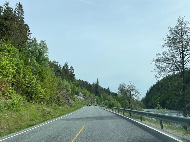 Foto av parti av fylkesveg 415 ved Ubergsvann - Klikk for stort bilde