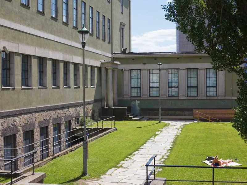 I den gamle bibliotekshagen vil det åpnes uteservering med kveldssol mot Schandorffs plass