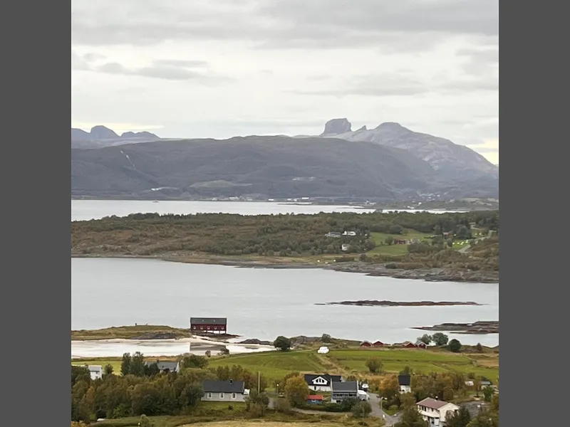 Landlig område, veg, fjord og fjell - Klikk for stort bilde