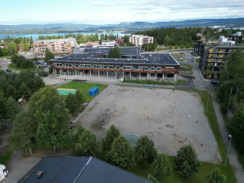 Stor skolegård sett fra luften - Klikk for stort bilde