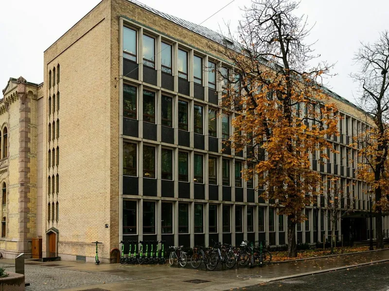 Tilbygget på stortingsbygningen ble opprinnelig oppført grunnet prekær plassmangel i Stortinget. Tilbygget er i dag et kontorbygg med arbeidsplasser for stortingsrepresentanter og ansatte både i partigrupper og Stortingets administrasjon. I tillegg inneholder tilbygget flere sentrale møterom, som statsrådssalen og komitérom, tekniske rom og andre funksjoner. Tilbygget omfattes av Stortingets egen verneplan, som har til hensikt å sikre kulturmiljøverdier i bygningen. Foto: Statsbygg.