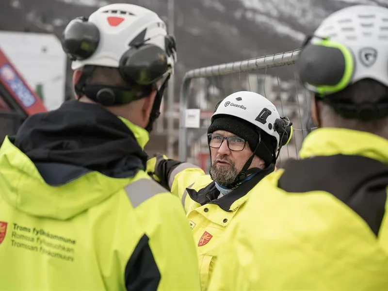 Arbeidsfolk og maskiner på Tromsøbrua.  - Klikk for stort bilde