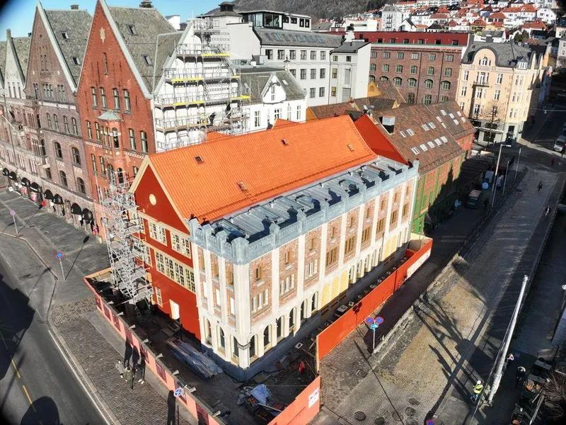 Sjøstuen og murtasken etter jekking. Bygningene sett ovenfra, i halvveis fugleperspektiv.
