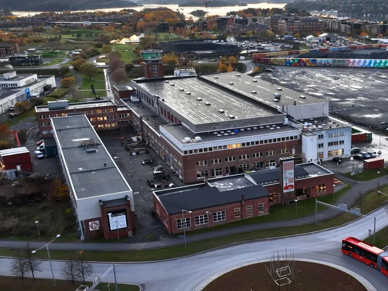 På den game hovedflyplassen på Fornebu bygges det tidligere radioverkstedet om til nye lokaler for Fornebupiloten (nærmiljøsentralen) og en ny stor ungdomsklubb. Foto: Vokstr.