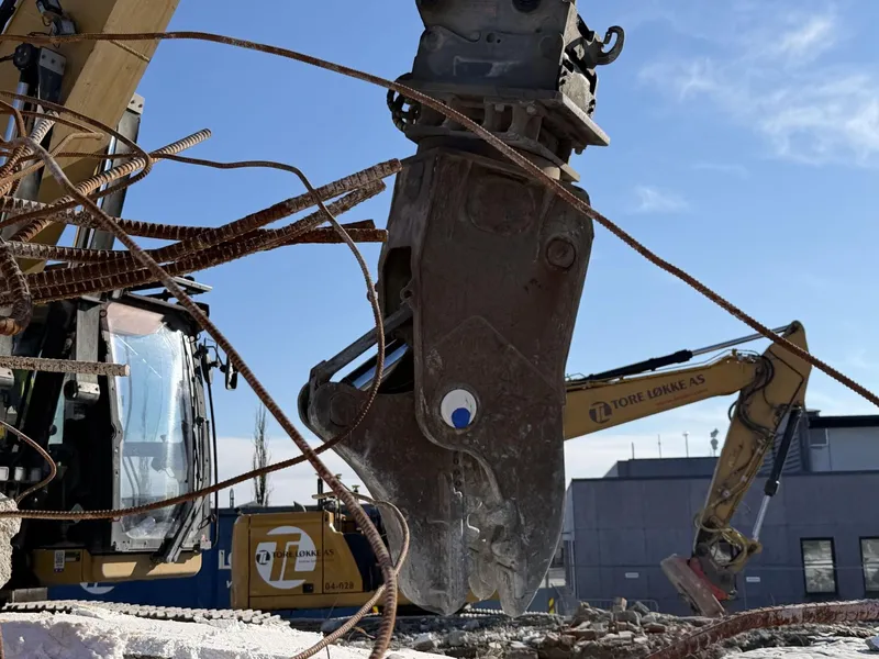 Utstyrt med store, runde øyne ser betongknuseren på nye Fillan skole veldig ut som en dinosaur. Foto: Skanska.