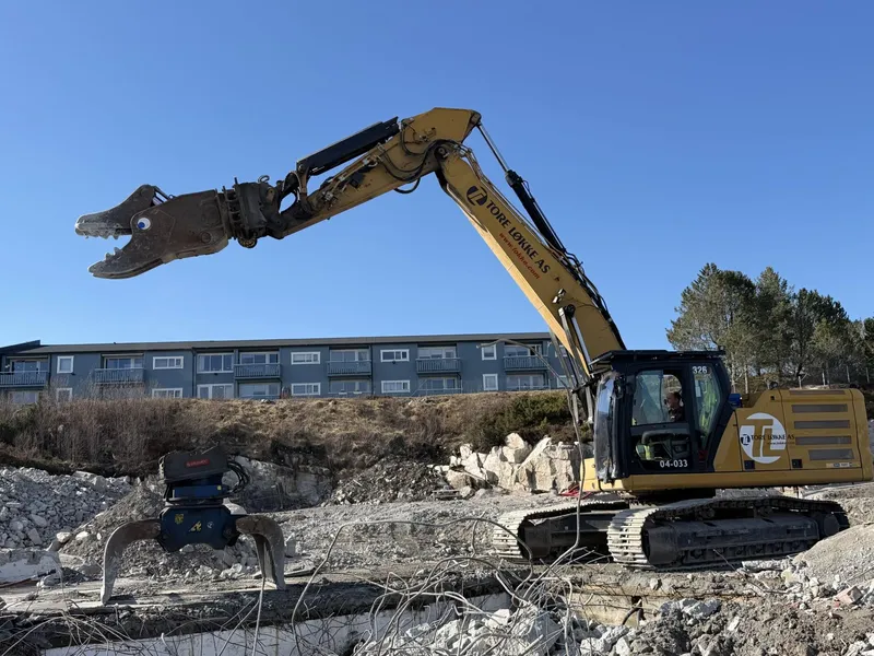 Utstyrt med store, runde øyne ser betongknuseren på nye Fillan skole veldig ut som en dinosaur. Foto: Skanska.