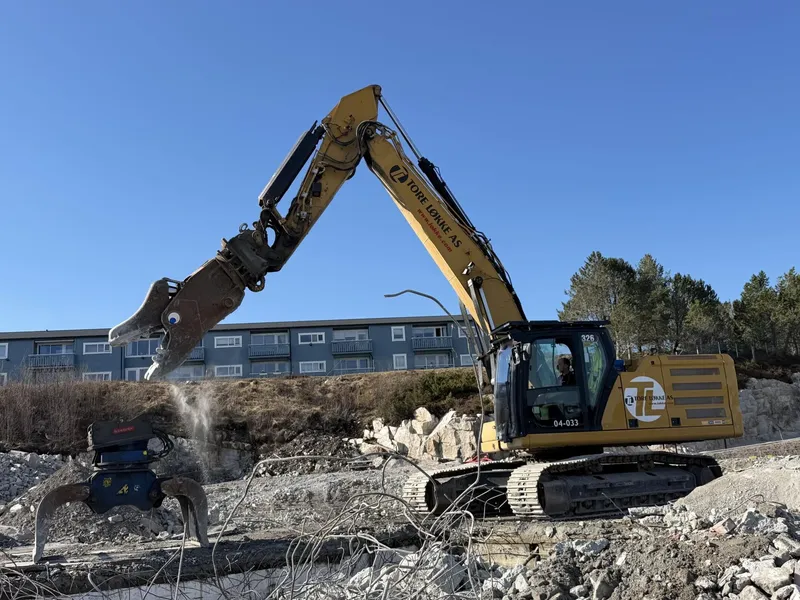 Utstyrt med store, runde øyne ser betongknuseren på nye Fillan skole veldig ut som en dinosaur. Foto: Skanska.