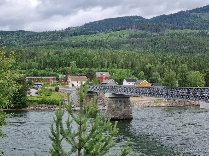 Den midlertidige bruen som ble satt opp etter brukollapset soomeren 2022 skal nå erstattes med en permanent løsning.  Rådgivningsteamene fra Asplan Viak og AFRY har allerede startet opp arbeidet med plan for ny bru.