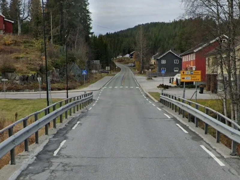 Statens vegvesen skal bygge ny Ofte bru langs E134 i Høydalsmo. Fylkesvei 450 Eidsborgvegen og fylkesvei 3410 Øyfjellvegen kommer inn på E134 på hver side av Ofte bru, og krysset med disse fylkesveiene skal bygges om.- Foto: Googla maps.
