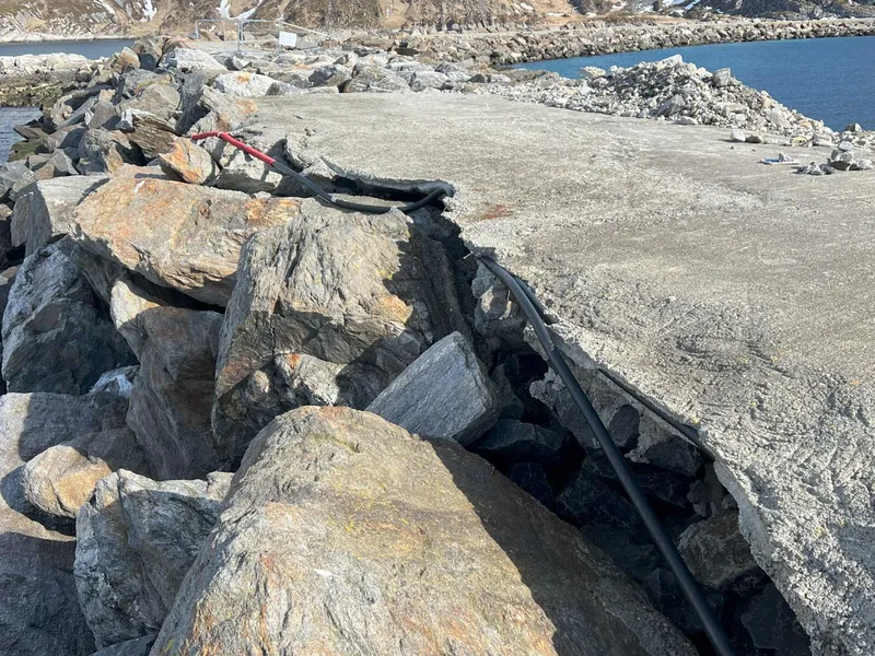 Skader i molodekket dokumentert under befaring våren 2025. Foto: Kystverket.