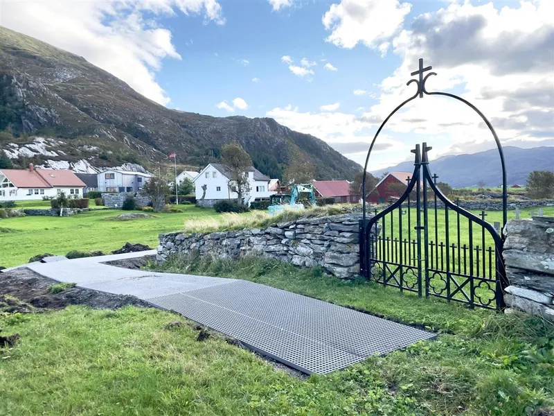 Bilete av den universelt utforma gangvegen til Grotle kyrkjegard - Klikk for stort bilete