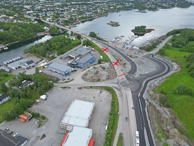 Trafikken på E39 blir i natt lagt om til den nyasfalterte omkøyringsvegen opp til Vegsundbrua. Deretter starter arbeidet med å rive undergangen på den stengte strekninga og bygge ein større bru for lokaltrafikken under E39.