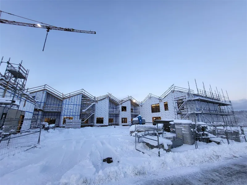 Fasade på dei halvbygde omsorgsbustadane. Det er vinterstemning - Klikk for stort bilete