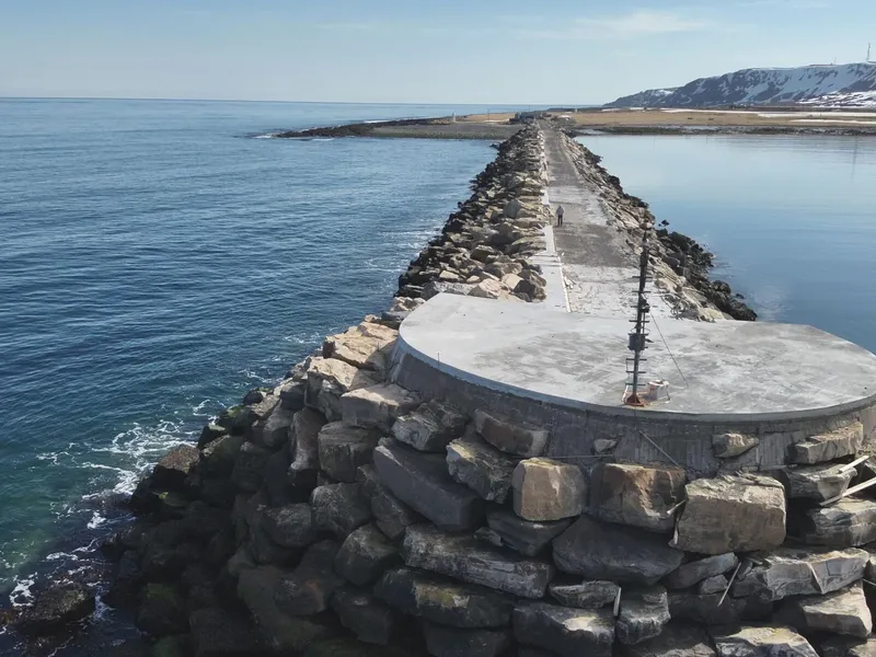 Søndre molo i Svartnes fiskerihavn i Vardø kommune skal rustes opp. Foto: Kystverket.