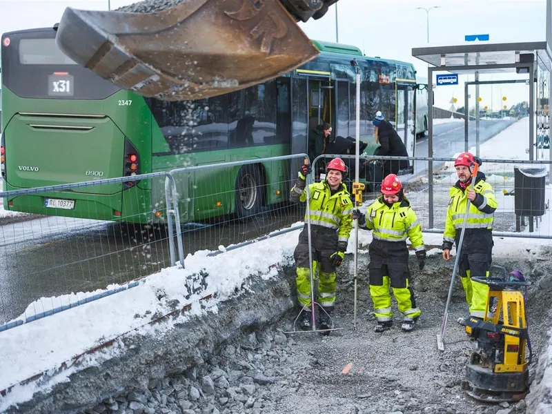 Tre personer som jobber med veiprosjekt - Klikk for stort bilde
