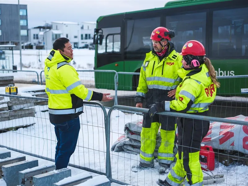 Tre personer som jobber med veiprosjekt - Klikk for stort bilde