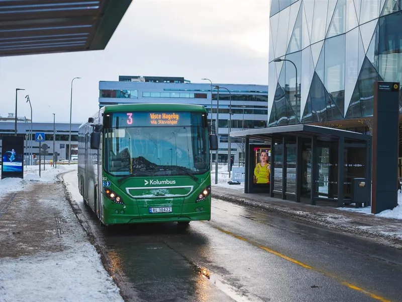 Buss kjører for bi leskur - Klikk for stort bilde