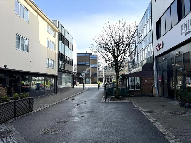 Bilete av Storgata på Bryne mellom Jernbanevegen og Bryne torg, sett frå torget - Klikk for stort bilete