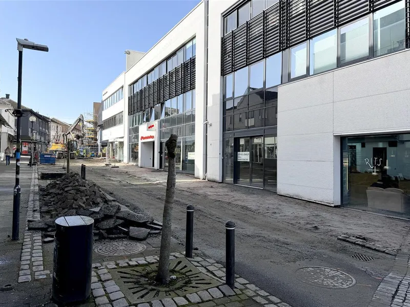 Bilete av Storgata på Bryne mellom Bryne torg og gangbrua mot Hotell Jæren, sett frå torget - Klikk for stort bilete