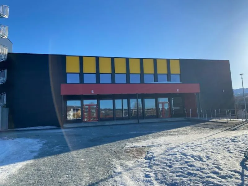Sørreisa barne- og ungdomsskole hovedinngang nordvent (e-Fløy)