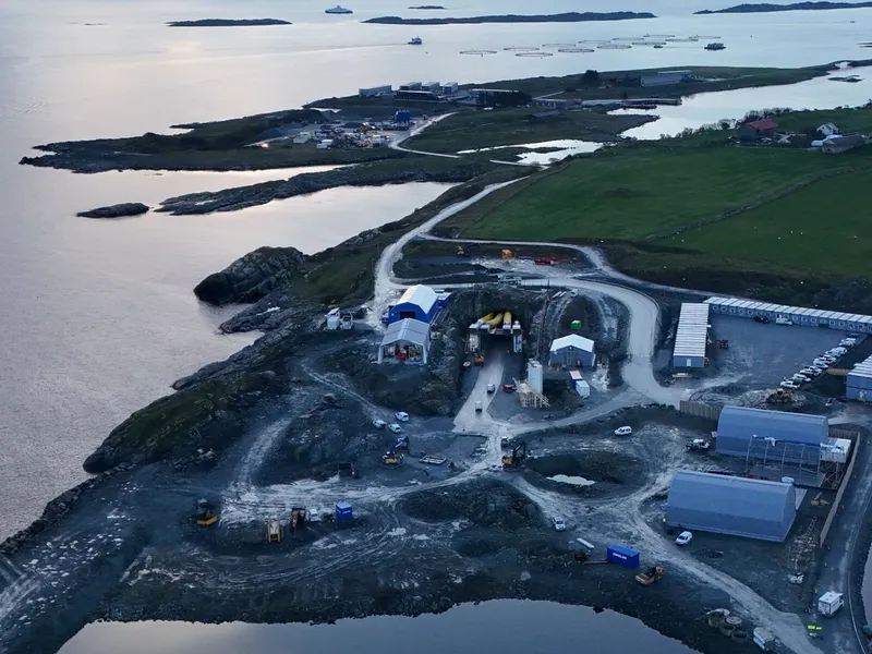 Ølen Betong skal levere elementer og ferdigbetong til E02 Rogfast Midt. Ferdigbetong leveres fra mobilt blandeverk på Kvitsøy, hvor også JV Implenia/Stangeland er på plass.. Foto: Statens vegvesen..