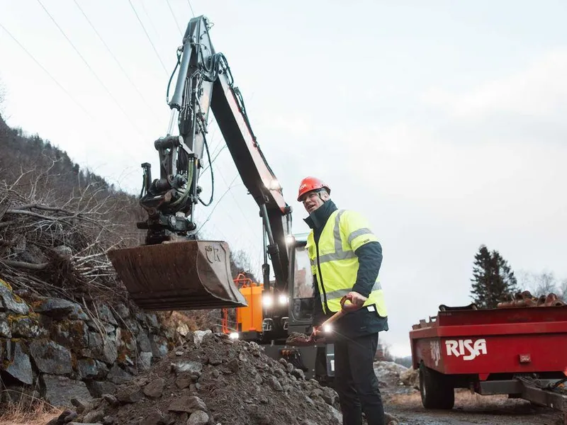 Samferdselsminister Jon-Ivar Nygård tar første spadetak på utbedringen av riksvei 13 mellom Odda og Tyssedal i Ullensvang kommune.