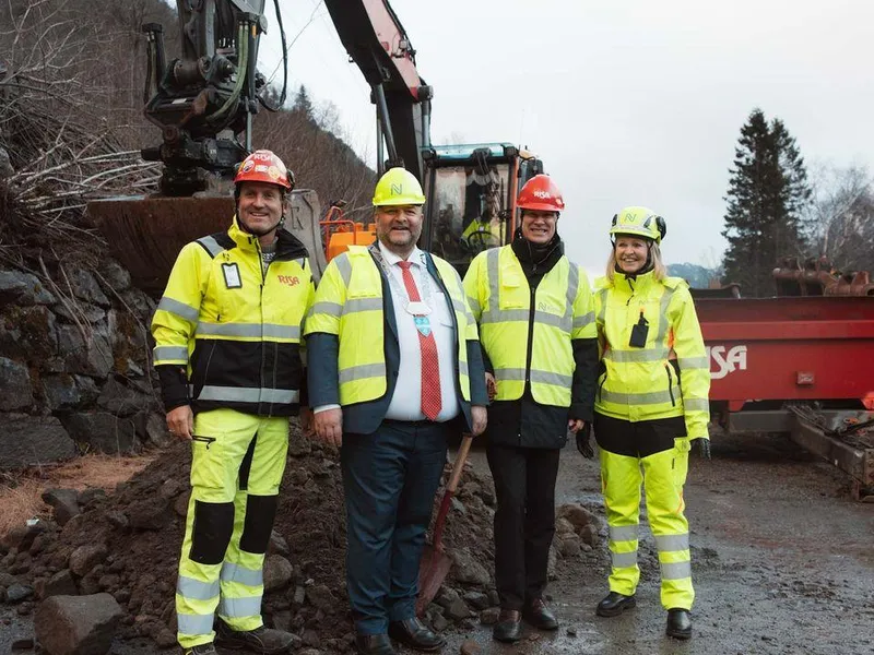 Bjørn Risa, daglig leder fra Risa AS, Roald Aga Haug, ordfører i Ullensvang kommune, Jon-Ivar Nygård, samferdselsminister og Anette Aanesland, administrerende direktør i Nye Veier