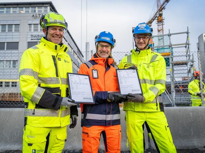 Fra venstre Giv Brantenberg General Manager, HMNE,  Stein Ivar Hellestad, konsernsjef Skanska Norge, og Knut Sandbu, Teknisk direktør i Fornebubanen.    Brantenberg overleverte første offiselle følgeseddel for leveranse av karbonfangst-betong
