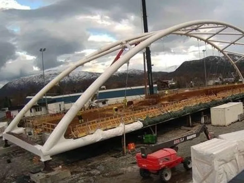 2. november skal nye Storslett bru flyttes fra byggeplassen, via E6, og skyves på plass over Reisaelva i Nordreisa kommune i Troms. Brua veier 715 tonn og er 87 meter lang. Foto: Christie & Opsahl..