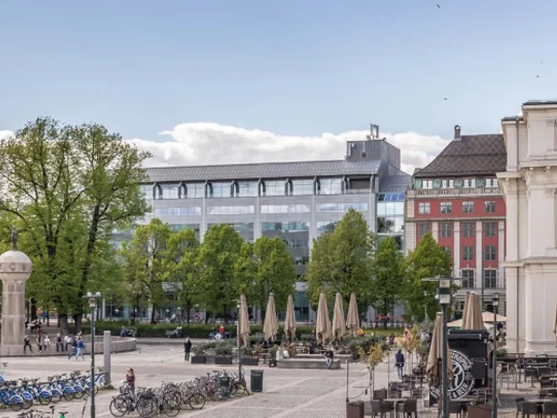Bilde av torg med bygg rundt