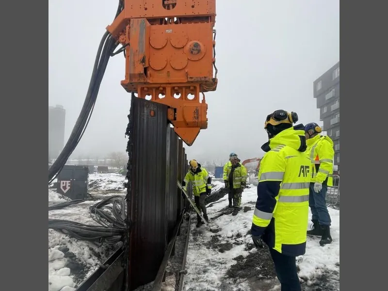 Elektrisk spuntmaskin på byggeplassen til Bjørvika skole. Foto: Oslobygg.