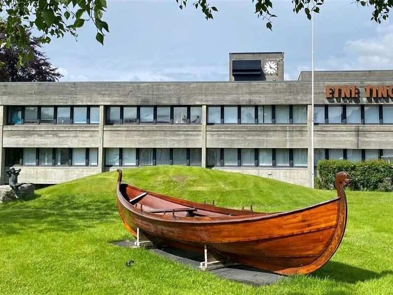 Båt utanfor Tinghuset - Klikk for stort bilde