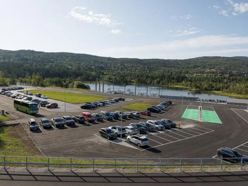 Oversiktsbilde av den nye parkeringen ved Geilo barne- og ungdomsskole. 