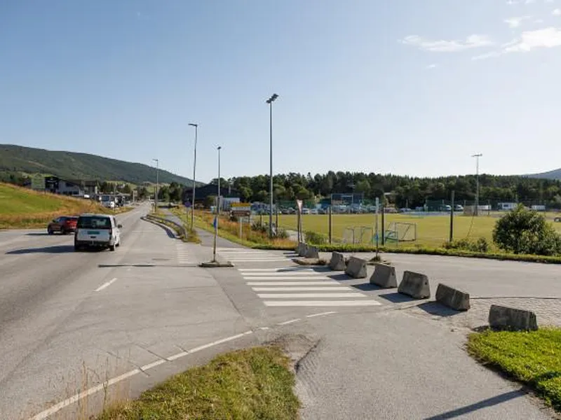 Avkjørselen til bussholdeplassen ved Geilohallen og sandvolleyballbanen er stengt. Bilde.