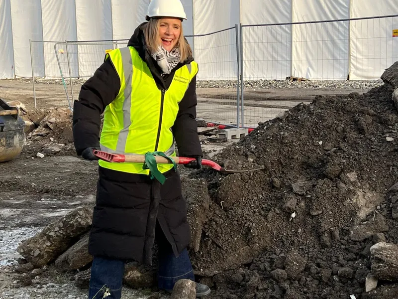 Byråd for miljø og samferdsel, Marit Vea, tok det første spadetaket for å markere anleggsstart av nye Økern torgpark.. Foto: Oslo kommune/Bymiljøetaten